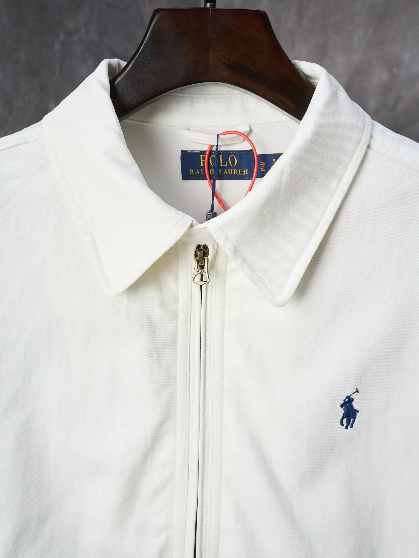 P460 Actual auction] Ralph Lauren/Ralph Lauren blue pony logo embroidered zipper jacket [Ready stock] S M L XL custom cloud velvet white twill cotton, soft and silky, comfortable and skin-friendly. Dressed in pure white, it exudes an innate elegance. The exquisite indigo pony logo is embellished. Fully recognizable. With an atmosphere of freedom and vitality, a symphony of pure and smart colors, and a neat version to reconstruct the classics. Use versatile genes to define modern relaxation. Use imported machine embroidery technology. Use advanced computer control systems and precision mechanical components to achieve iconic pony embroidery operations. High precision. Smooth and delicate lines. Template machine bag opening. Preset templates guide the position, shape and size of the bag opening. Accuracy ensures the quality of the bag opening effect. The hem is made in one go using a three-needle waist stretching machine. The special needle position and feeding mechanism of the machine are used to sew the elastic band and the fabric together in the same process. The three-needle design is more solid. Able to evenly distribute pressure to ensure tight fit between the elastic band and the fabric. Process 4: The fabrics are washed carefully and have a better hand feel. Not easy to deform, not easy to shrink, not easy to fade, and maintain long-term beauty and fit.